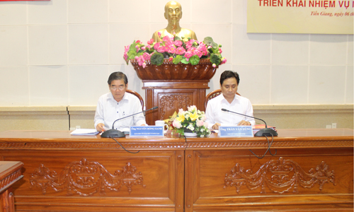 Phó Chủ tịch UBND tỉnh Trần Văn Dũng; Giám đốc Sở GD-ĐT Nguyễn Hồng Oanh chủ trì hội nghị tại điểm cầu Tiền Giang.