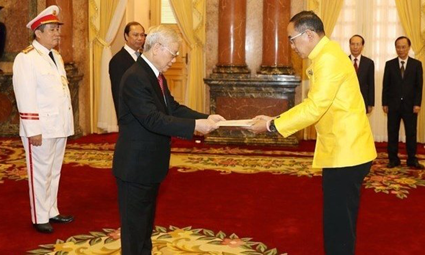 Party General Secretary and State President Nguyen Phu Trong (L) receives the credentials of Thai Ambassador Tanee Sangrat on August 7 (Photo: VNA)