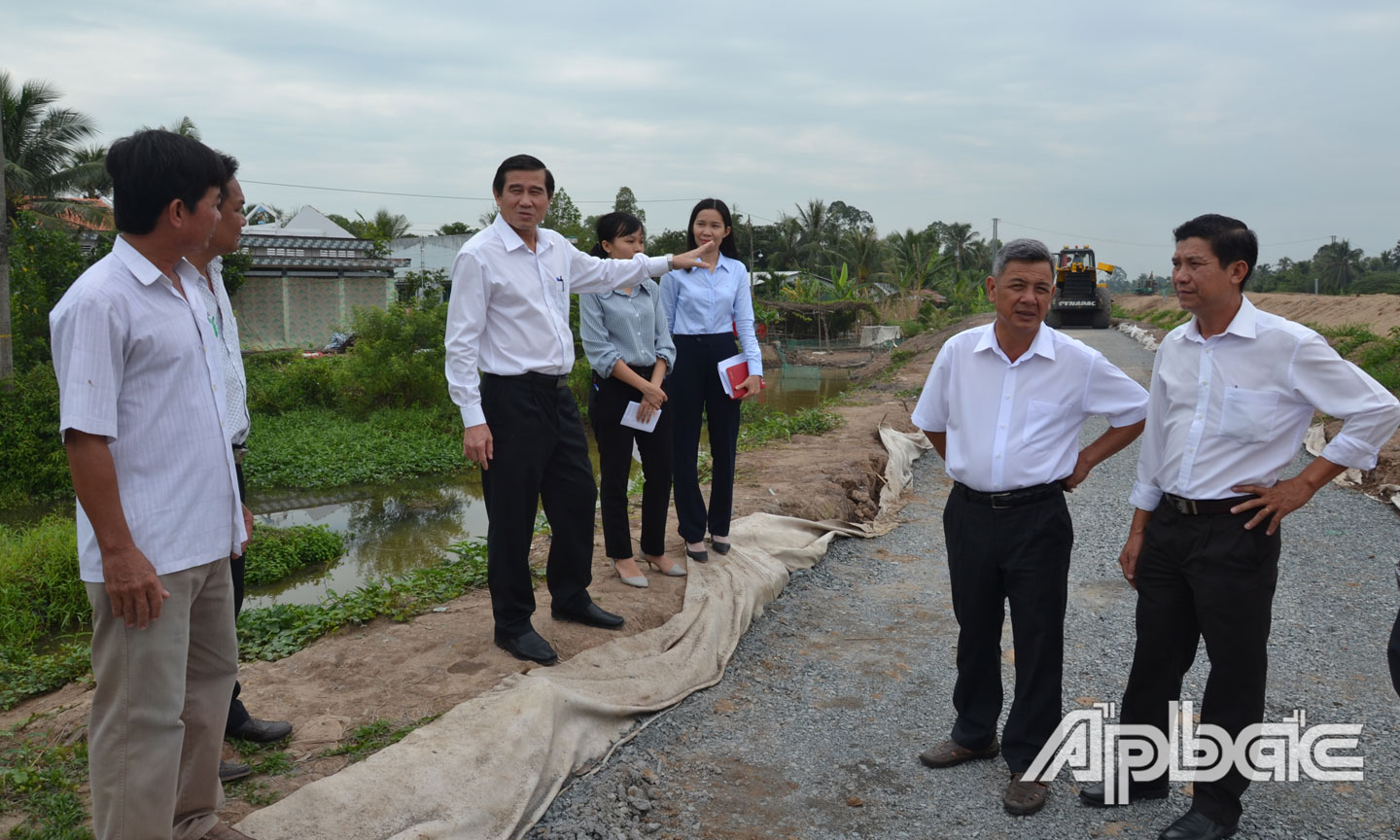 Chủ tịch UBND tỉnh Lê Văn Hưởng kiểm tra công tác giải phóng mặt bằng Dự án đường cao tốc Trung Lương - Mỹ Thuận tại huyện Cái Bè.
