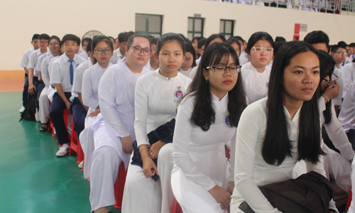 Học sinh Trường THPT Nguyễn Đình Chiểu dự chào cờ năm học mới. 