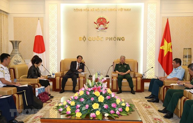 Deputy Minister of National Defence Sen. Lieut. Gen. Nguyen Chi Vinh (right) and  Japanese Ambassador to Vietnam Kunio Umeda (Photo: VNA)