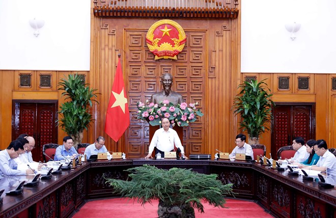 Prime Minister Nguyen Xuan Phuc (standing) chairs the Government meeting in Hanoi on August 13 (Photo: VNA)