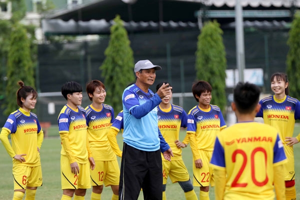 Head coach Mai Duc Chung and his players during the training session on August 12. (Photo: VFF)
