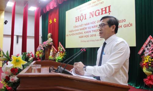 Chủ tịch UBND tỉnh Lê Văn Hưởng phát biểu tại hội nghị. 