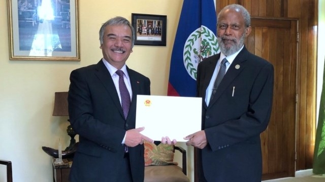 Vietnamese Ambassador to Mexico and Belize Nguyen Hoai Duong (L) presents his credentials to Governor General of Belize Colville Norbert Young. (Photo: Vietnamese Embassy in Mexico)