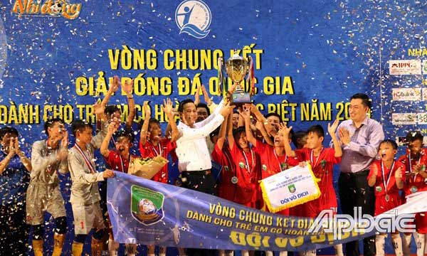 Bộ trưởng Bộ LĐ,TB&XH Đào Ngọc Dung và PCF VFF trao cúp cho đội Hà Tĩnh 07:37