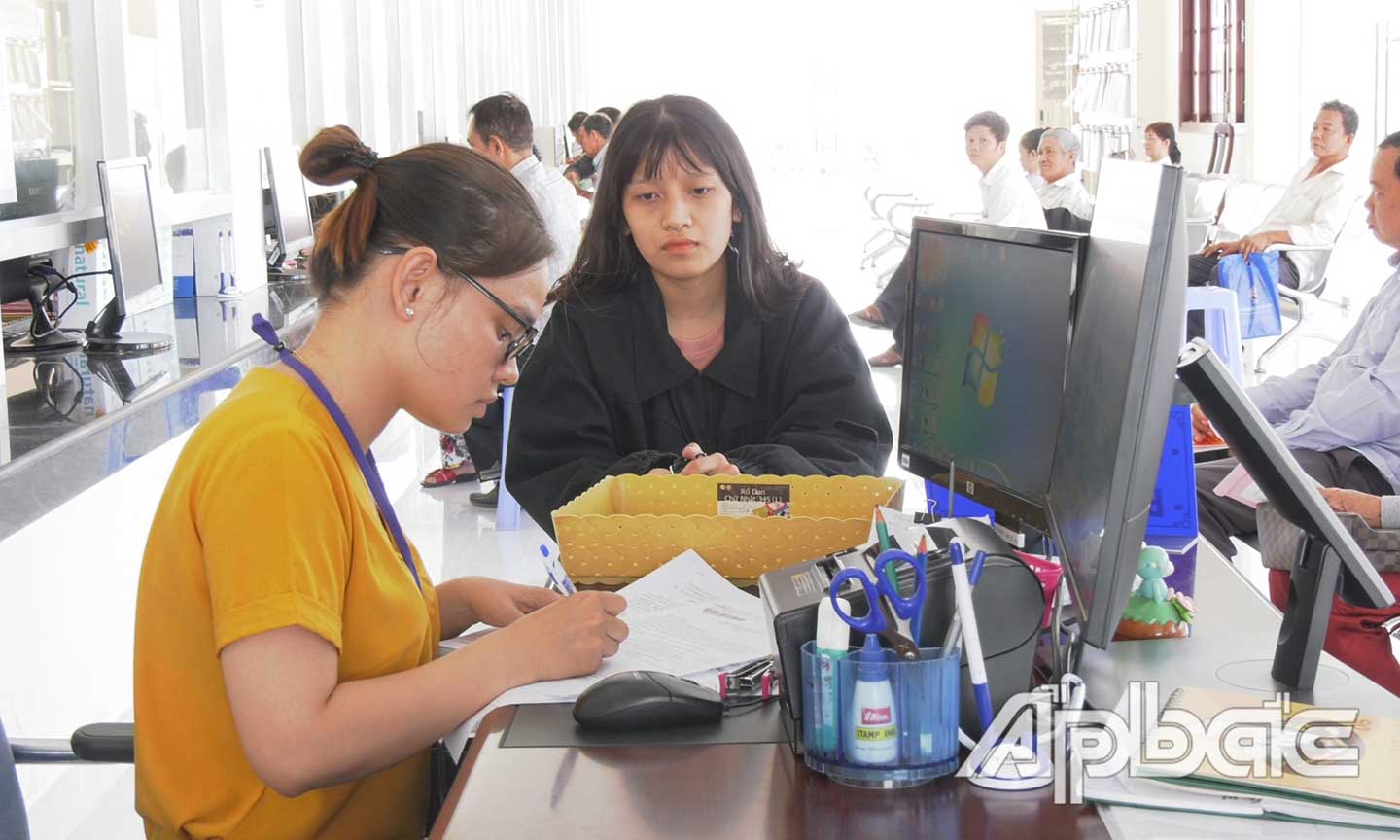Giải quyết thủ tục hành chính cho người dân tại Trung tâm Dịch vụ một cửa huyện Cai Lậy.