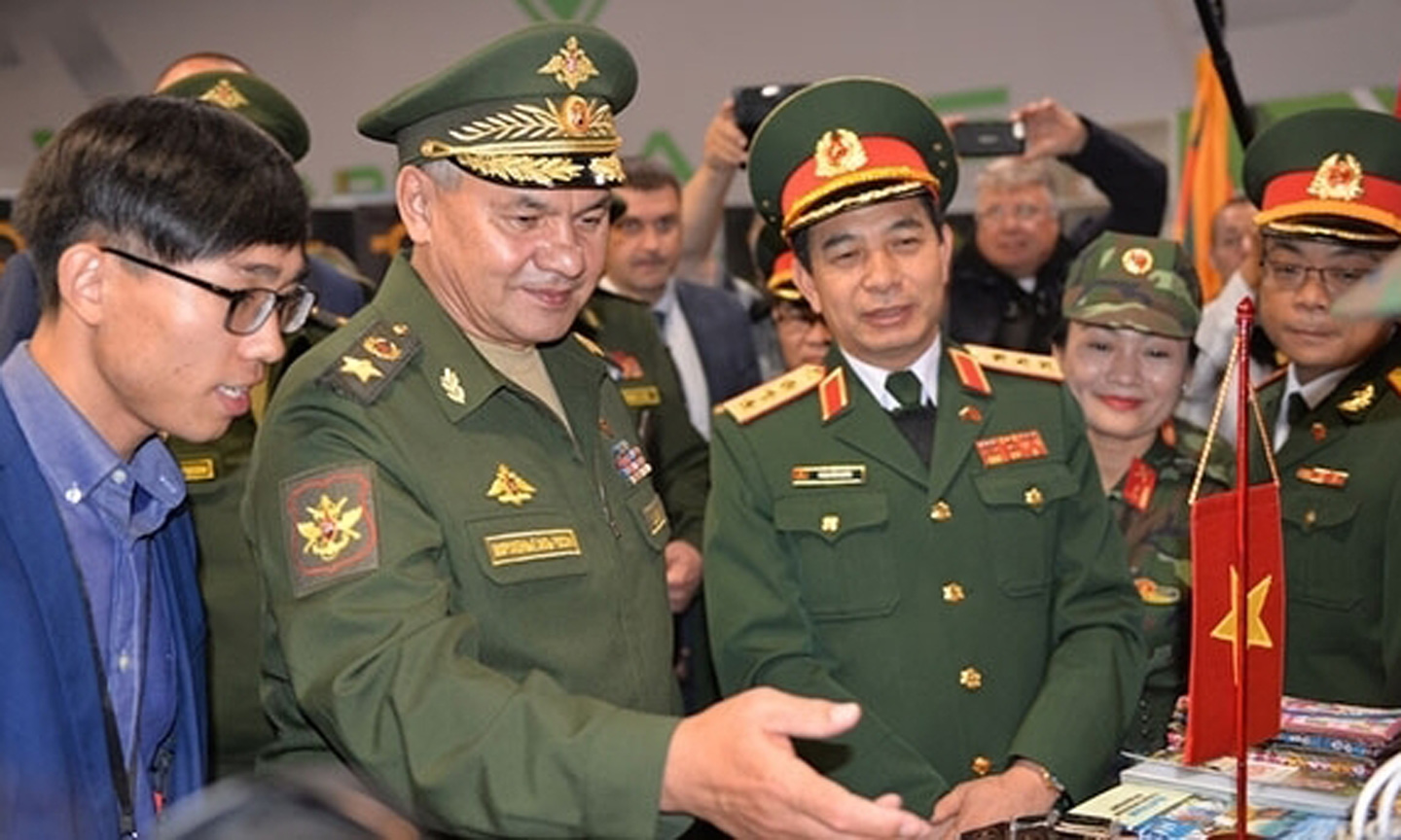 Russian Defence Minister Sergey Shoigu (C) visits Vietnam’s exhibition space at the Army Games 2019 friendship house with Vietnamese Deputy Minister of Defence, Senior Lieutenant General Phan Van Giang (R). (Photo: NDO/Nam Dong)