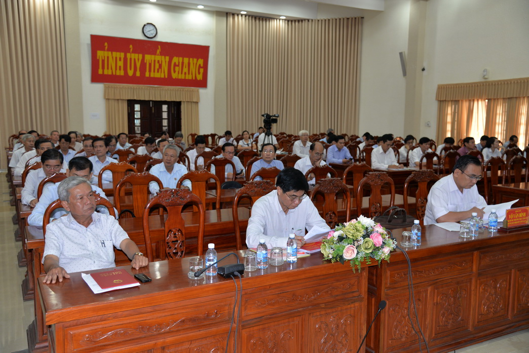 Đại biểu tại điểm cầu Tỉnh ủy Tiền Giang tập trung theo dõi hội nghị