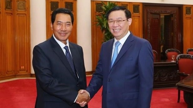 Deputy Prime Minister Vuong Dinh Hue (R) and Vice Chairman of the National Assembly of Laos Bounpone Bouttanavong (Photo: VNA)