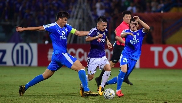 Quang Hai (C) scores an important brace to earn Hanoi FC a 3-2 win over visitors Altyn Asyr in their AFC Cup 2019 inter-zone semi-final first leg at Hanoi’s Hang Day Stadium on Tuesday night. (Photo: NDO/Tran Hai)