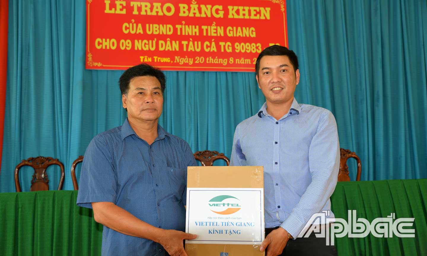 Đại diện Viettel Tiền Giang trao máy thiết bị giám sát hành trình tàu cá cho ông Ngô Văn Thẻng.