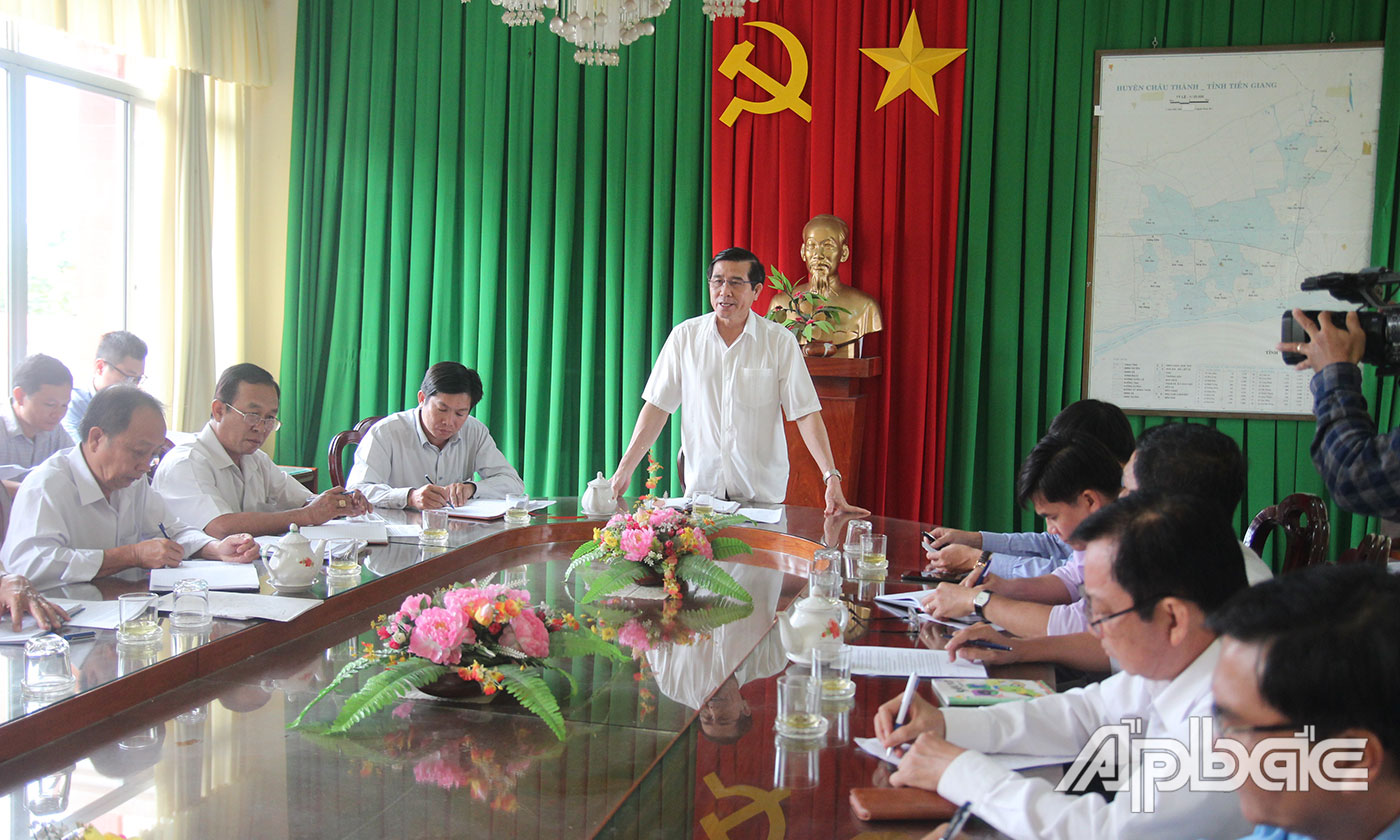   Chairman of the Tien Giang provincial People's Committee Le Van Huong speaks at the meeting in Chau Thanh district.