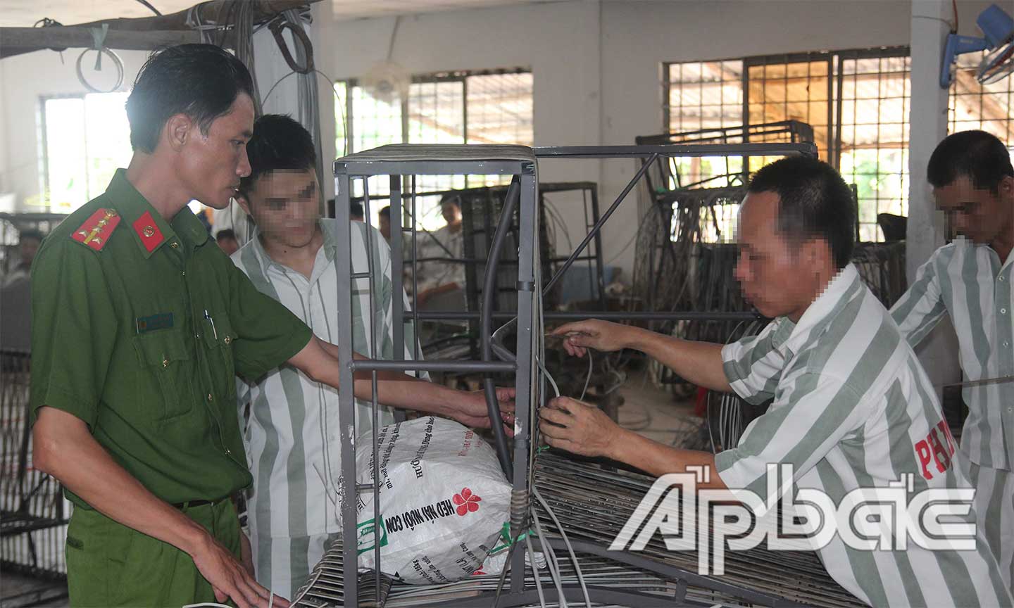Trại giam Phước Hòa hướng dẫn kỹ thuật đan cho phạm nhân.