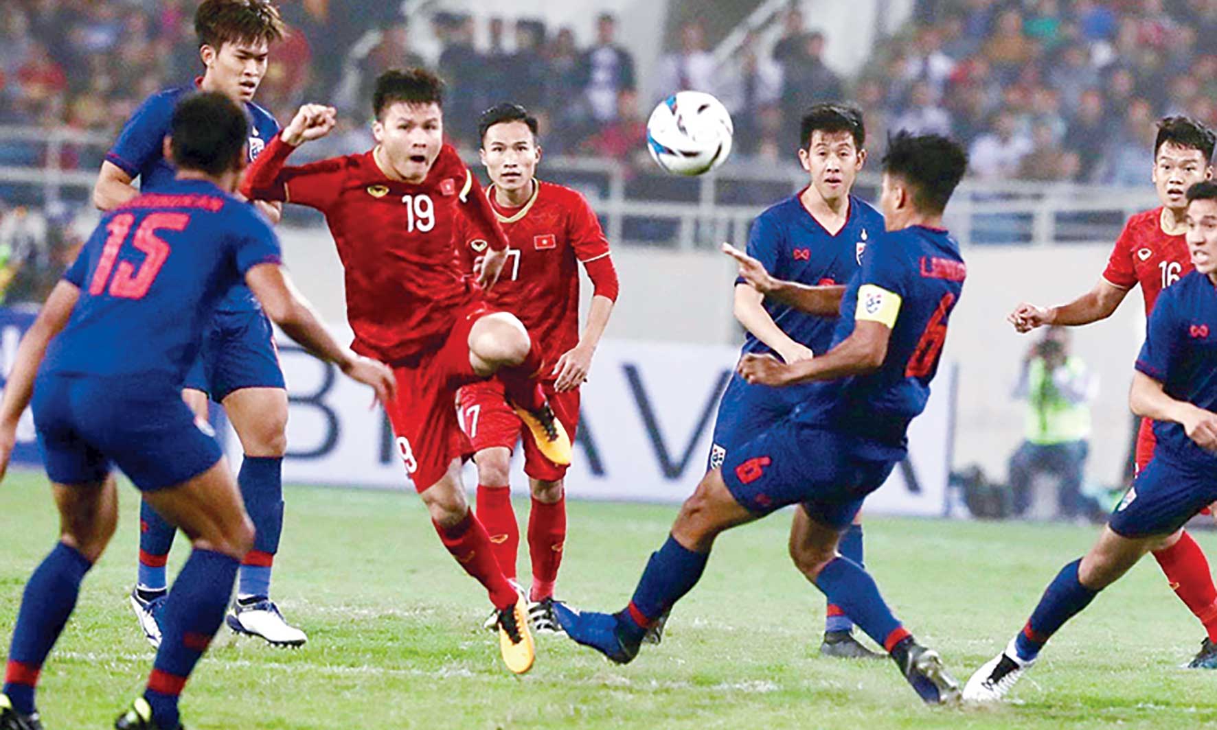 Lối chơi của Đội tuyển Thái Lan (áo xanh) dưới thời HLV Akira Nishino  là “ẩn số” đối với Đội tuyển Việt Nam.                                         Ảnh: Vietnamnet.vn