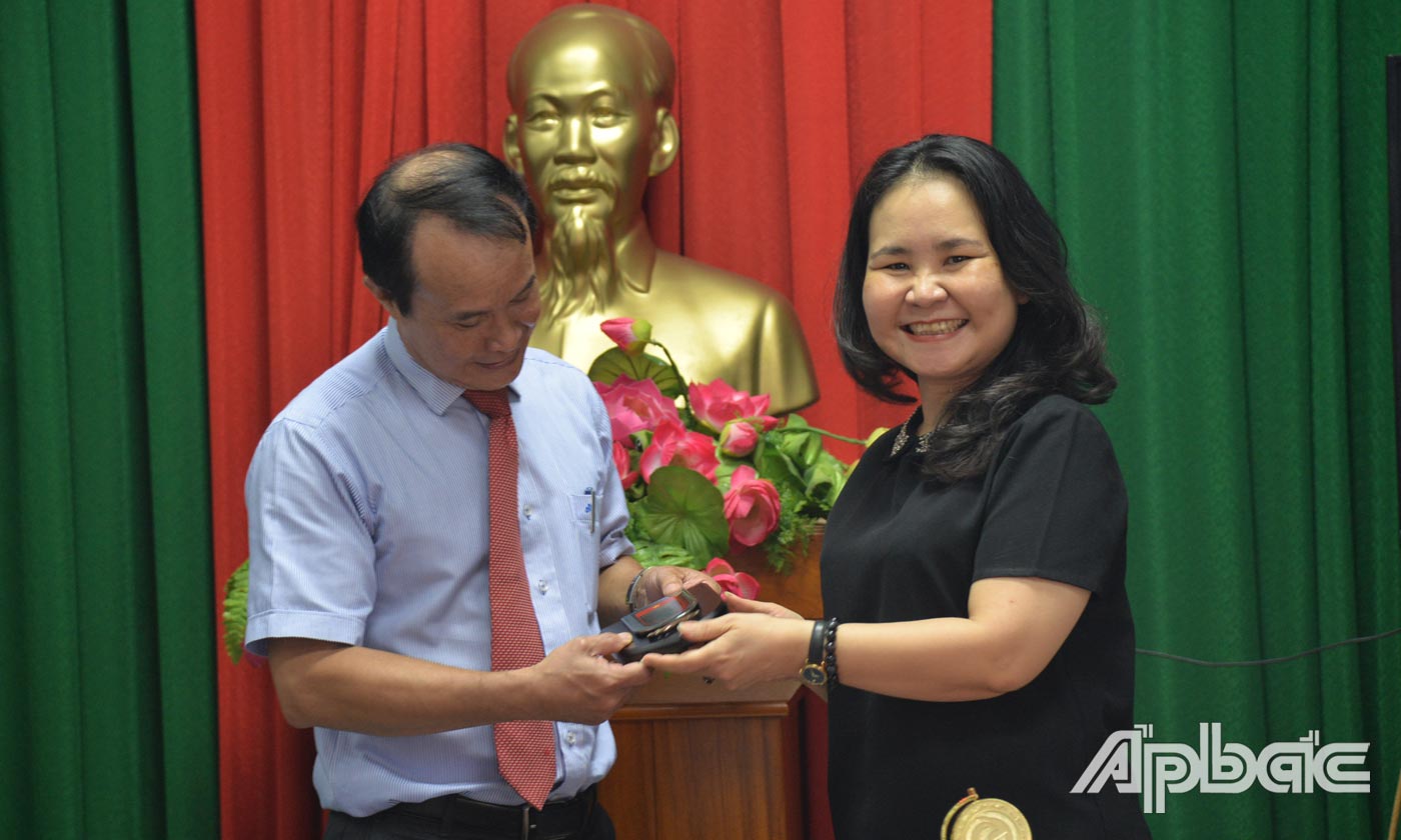 Liên Hiệp các tổ chức hữu nghị TP. Hồ Chí Minh tặng quà lưu niệm cho sở Ngoại vụ