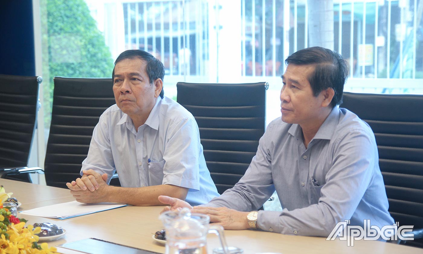 Đồng chí Lê Văn Hưởng (bìa phải) lắng nghe các kiến nghị của doanh nghiệp.