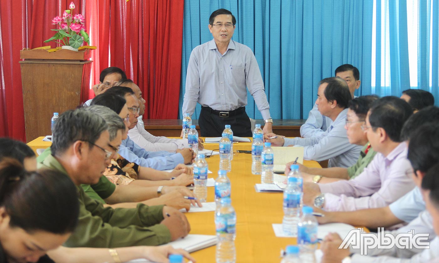 Đồng chí Lê Văn Hưởng phát biểu tại buổi kiểm tra công tác xây dựng nông thôn mới tại xã Bình Ninh.