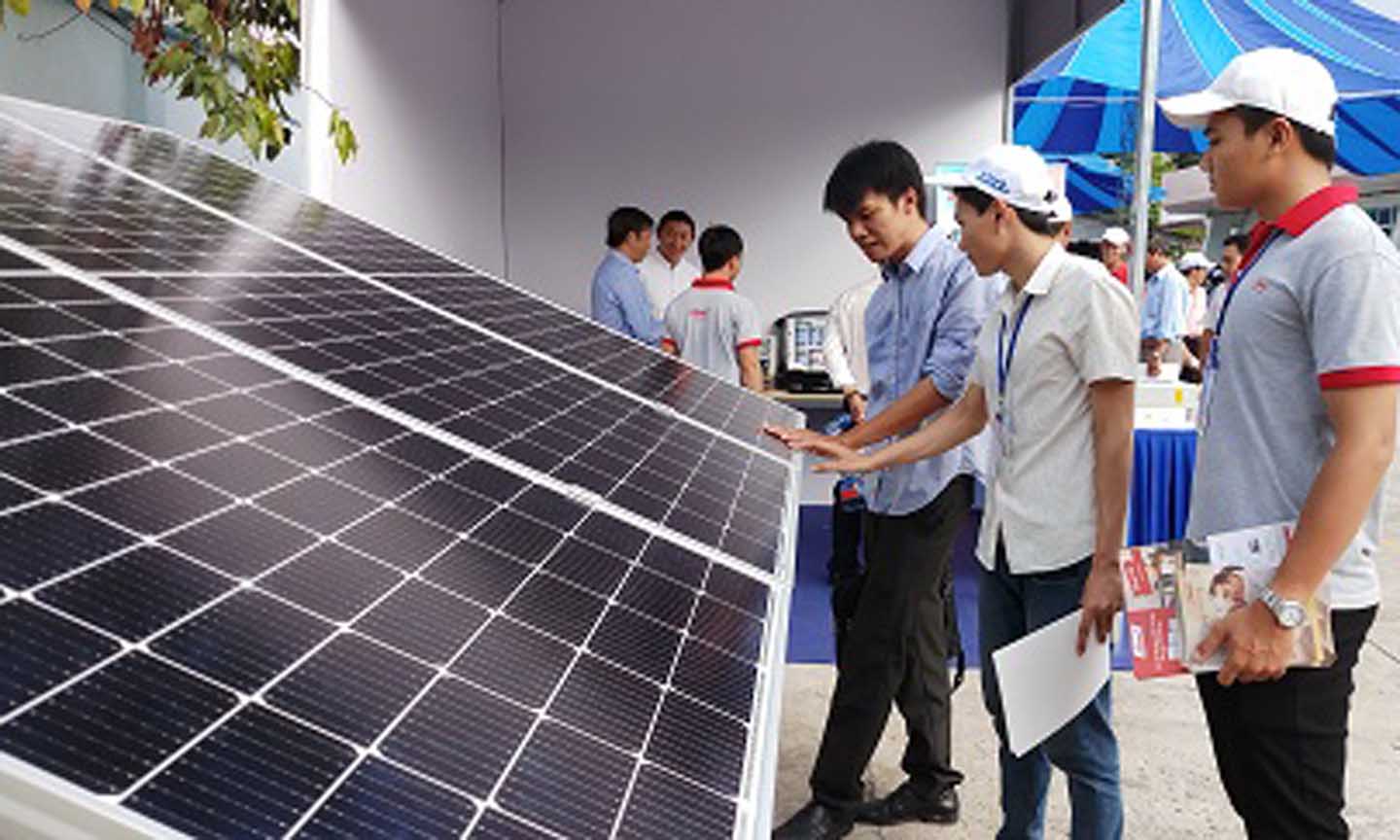 Khách tham quan hệ thống năng lượng mặt trời được trưng bày trong khuôn viên Ngày hội Tiết kiệm điện - Ảnh: VGP/Minh Thi