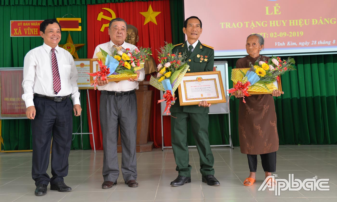 đồng chí Trương Minh Tới, Tỉnh ủy viên, Bí thư Huyện ủy, Chủ tịch Hội đồng Nhân dân huyện Châu Thành trao Huy hiệu Đảng cho các đảng viên