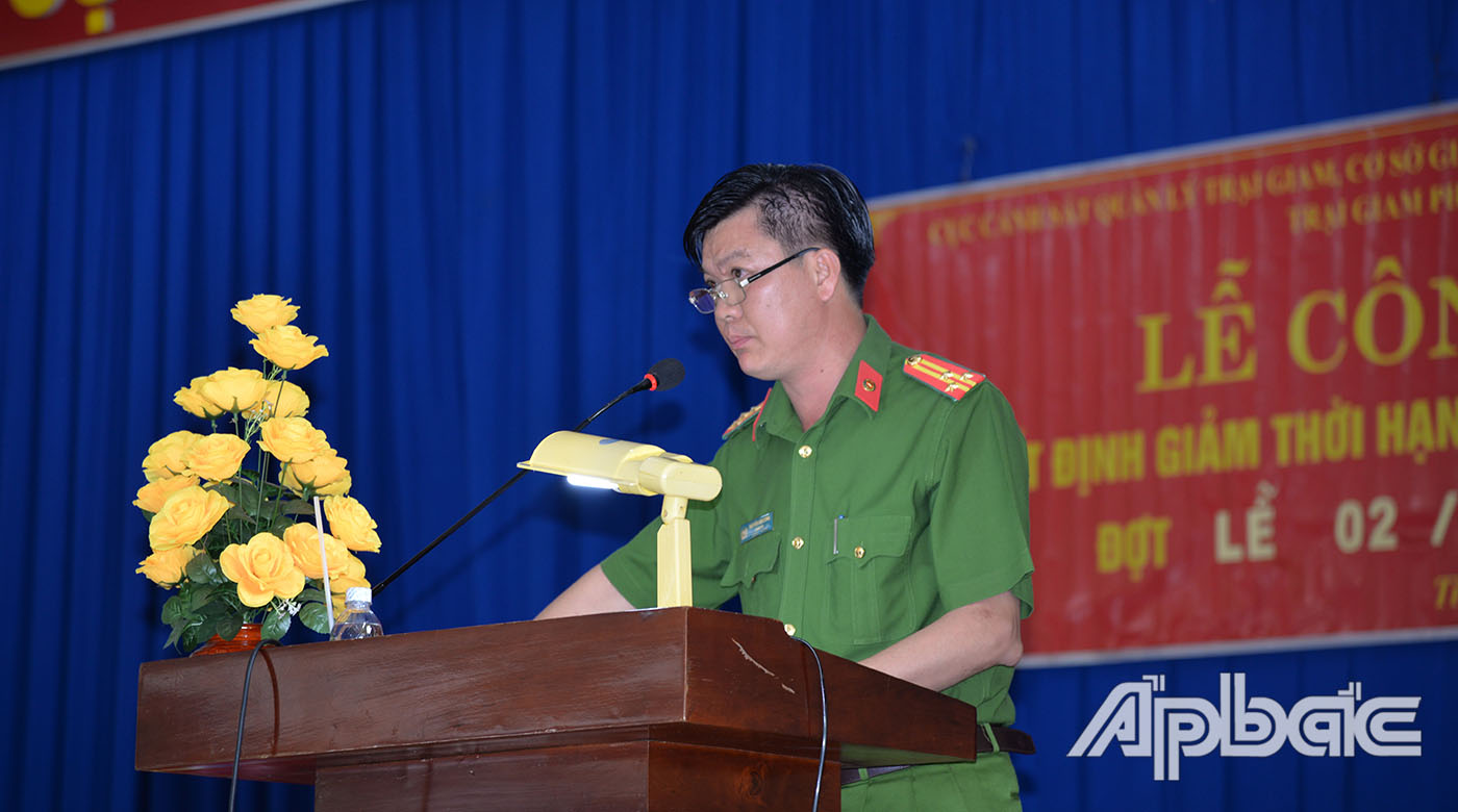 Thượng tá Nguyễn Văn Đông, Giám thị trại giam Phước Hoà phát biểu tại buổi lễ