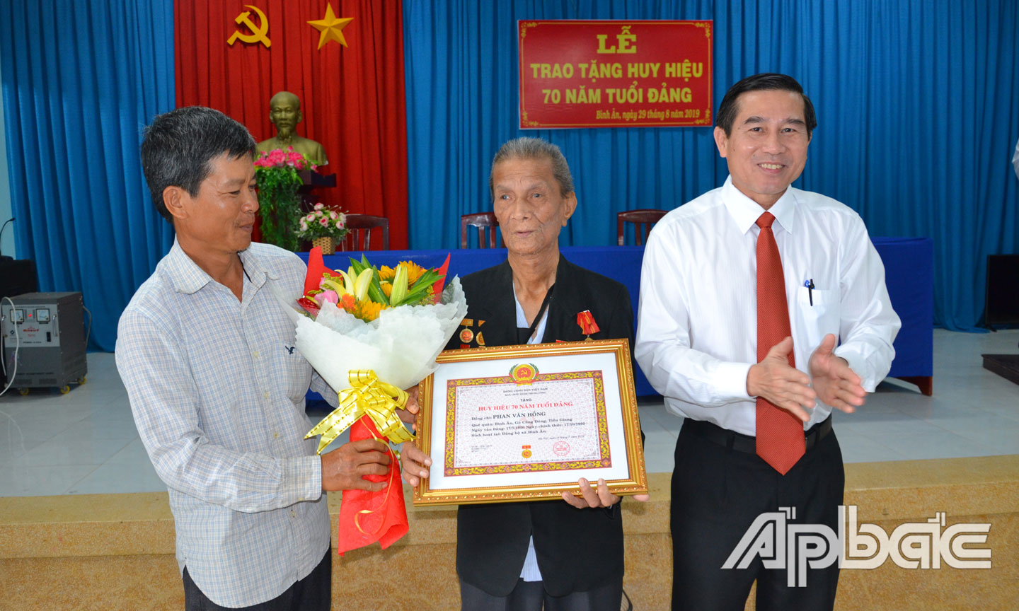 Đồng chí Lê Văn Hưởng trao Huy hiệu 70 năm tuổi Đảng cho đảng viên Phan Văn Hồng.