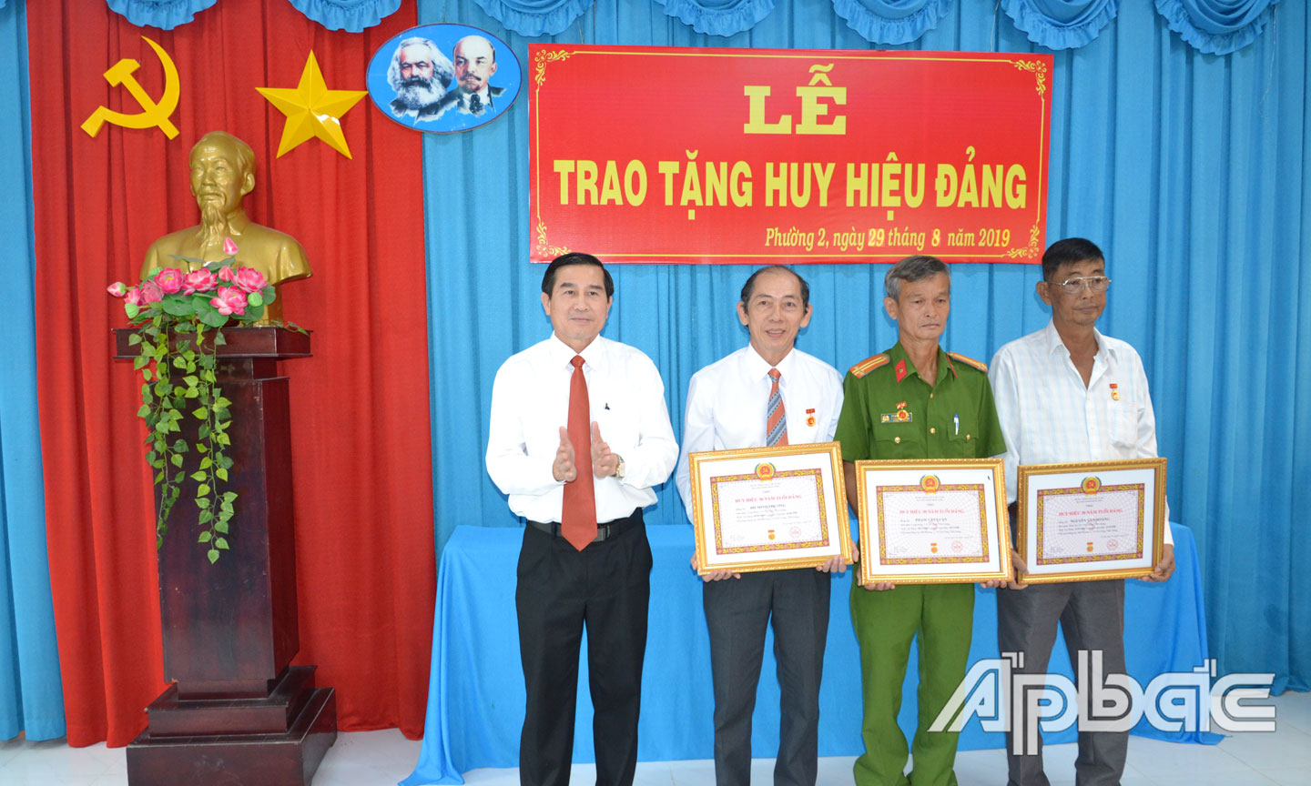 Đồng chí Lê Văn Hưởng trao Huy hiệu Đảng cho các đảng viên tại phường 2, TX. Gò Công.