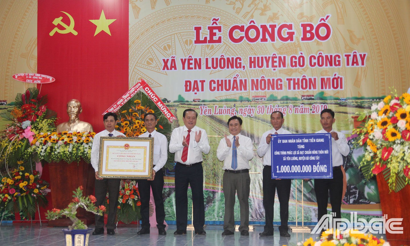Lãnh đạo tỉnh trao Bằng công nhận và Bảng tượng trưng công trình phúc lợi cho xã Yên Luông. 