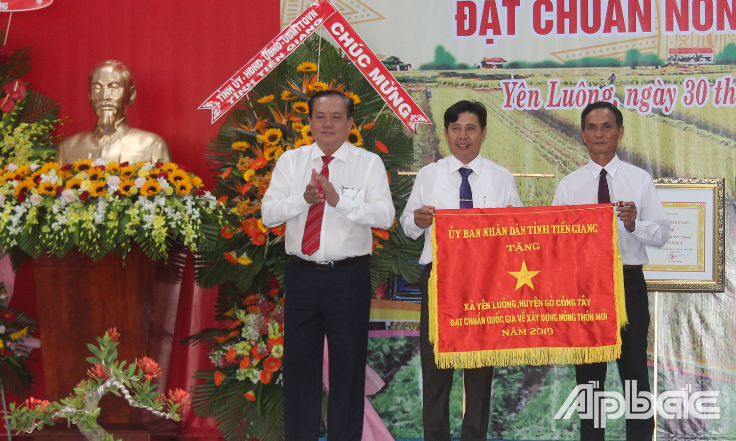 Đồng chí Lê Văn Nghĩa đại diện UBND tỉnh tặng Cờ thi đua cho xã Yên Luông.