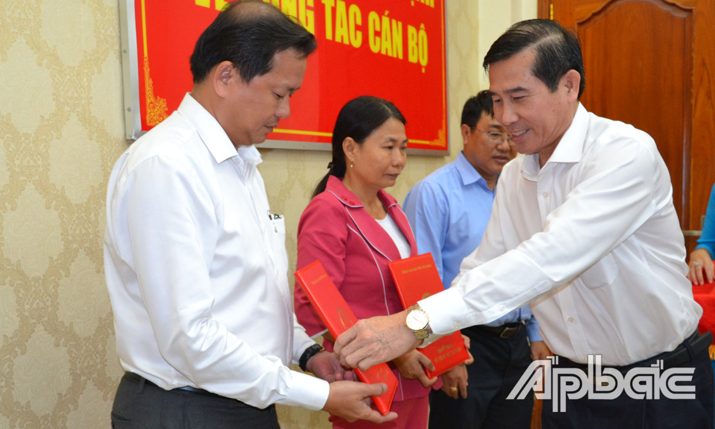 Chủ tịch UBND tỉnh Lê Văn Hưởng trao quyết định công tác cán bộ.