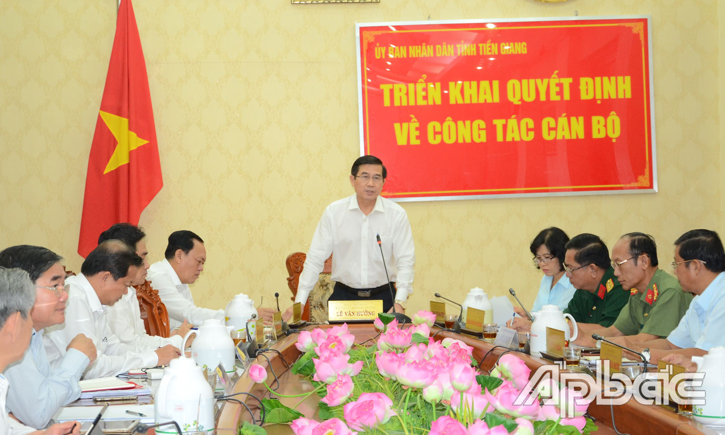  Chairman Le Van Huong spoke at the meeting.