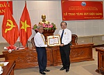 Đồng chí Trần Thanh Đức nhận Huy hiệu 30 năm tuổi Đảng