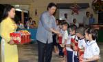 Secretary of the Provincial Party Committee Nguyen Van Danh presents moon cakes to children