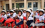 Honda Việt Nam tiếp tục trao tặng nón bảo hiểm cho học sinh