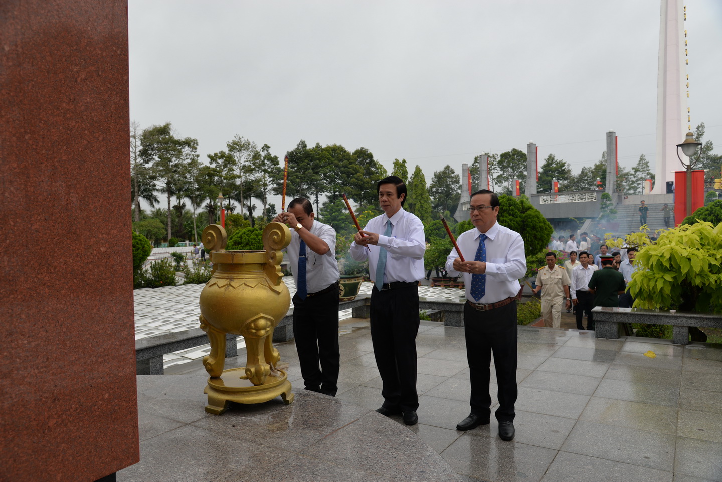 The delegation offered incense at the martyr station to commemorate heroic martyrs. Photo: THUY HA