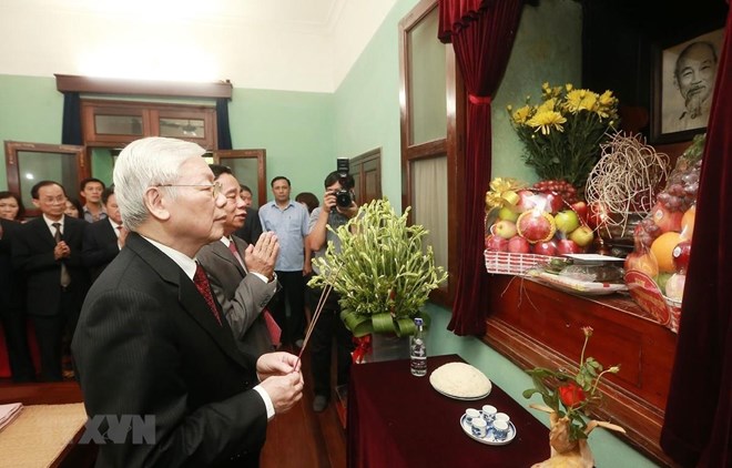 General Secretary and President Nguyen Phu Trong pays respect to President Ho Chi Minh. (Photo: VNA)