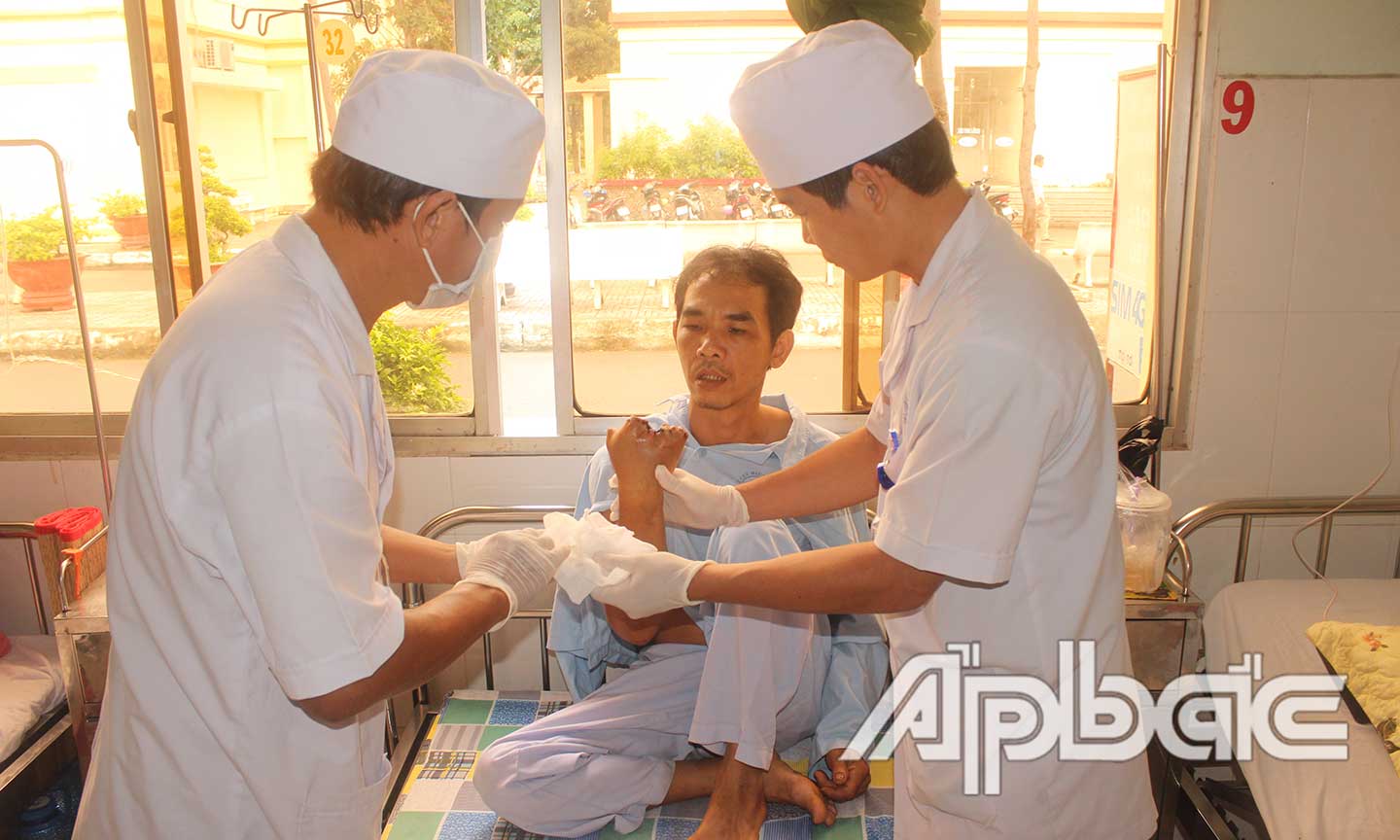 BSCK1 Vũ Tiến Vũ (bên phải) khám cho bệnh nhân Châu Hoàng L. sau 2 ngày phẫu thuật.