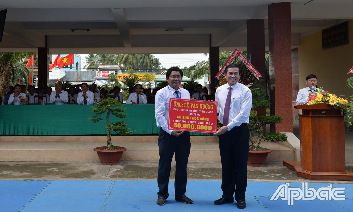 Chủ tịch UBND tỉnh Lê Văn Hưởng trao bảng tượng trưng 50 suất học bổng cho nhà trường