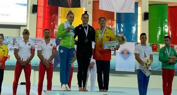 Nguyen Tienna Katelyn (right) celebrates winning bronze medal at the FIG Artistic Gymnastics World Challenge Cup in Turkey. (Photo: tuoitre.vn)