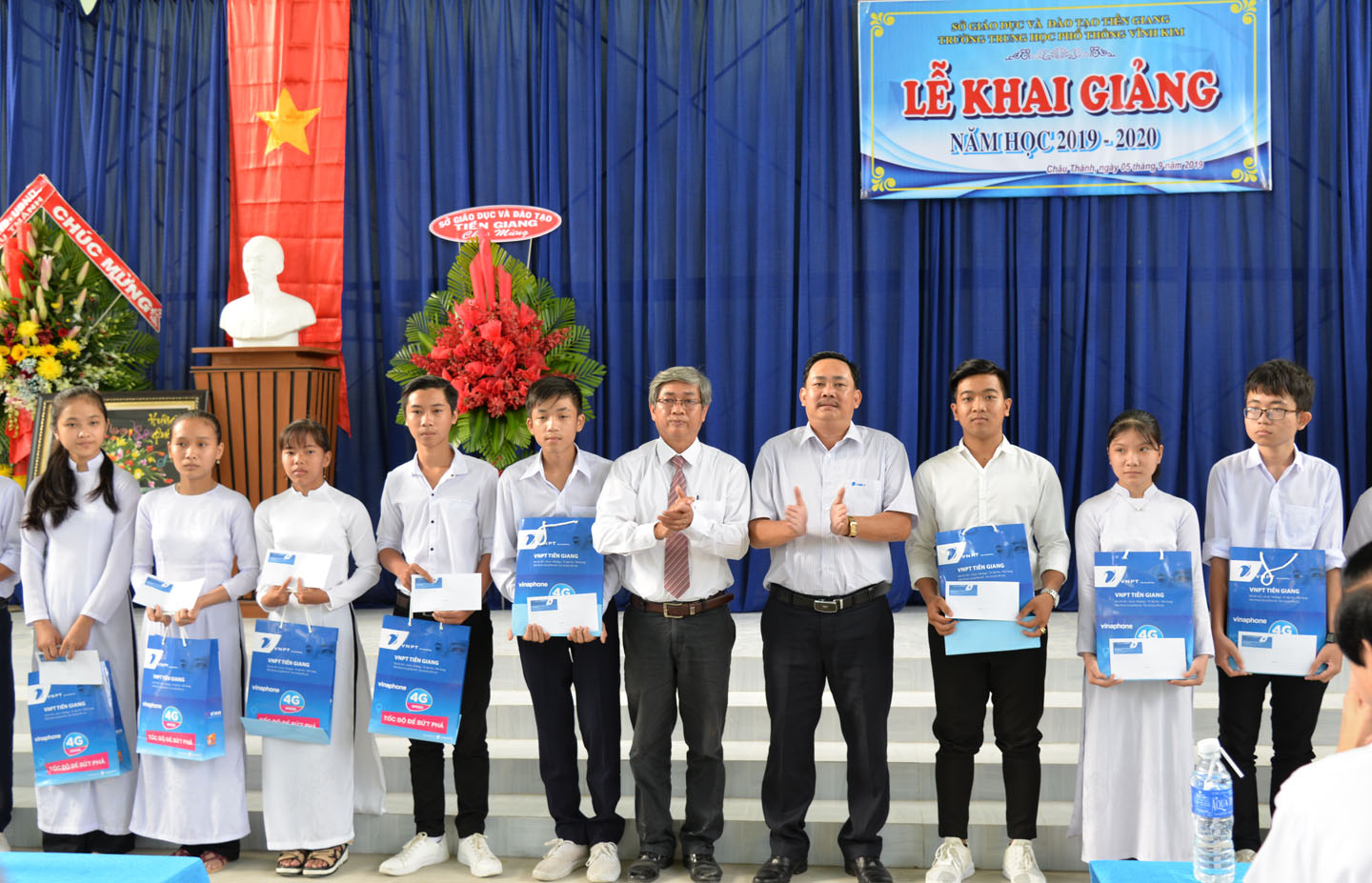 Đại diện VNPT Châu Thành trao tặng phẩm và 50 suất học bổng trị giá 50 triệu đồng cho các học sinh vượt khó