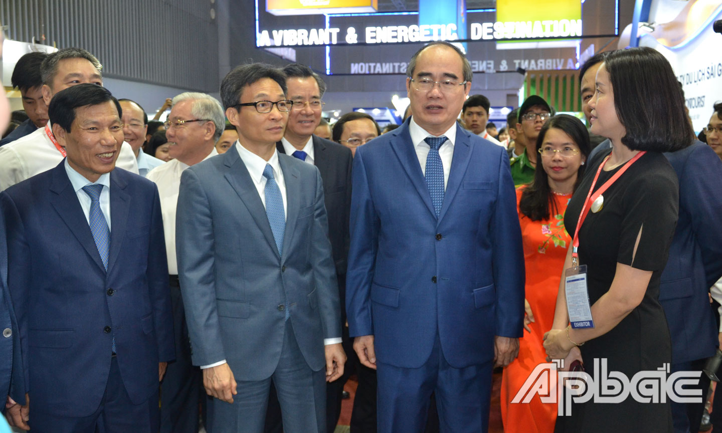 Phó Thủ tướng Chính phủ Vũ Đức Đam cùng đồng chí Nguyễn Thiện Nhân thăm các doanh nghiệp du lịch tại Hội chợ Du lịch quốc tế TP. Hồ Chí Minh 2019.