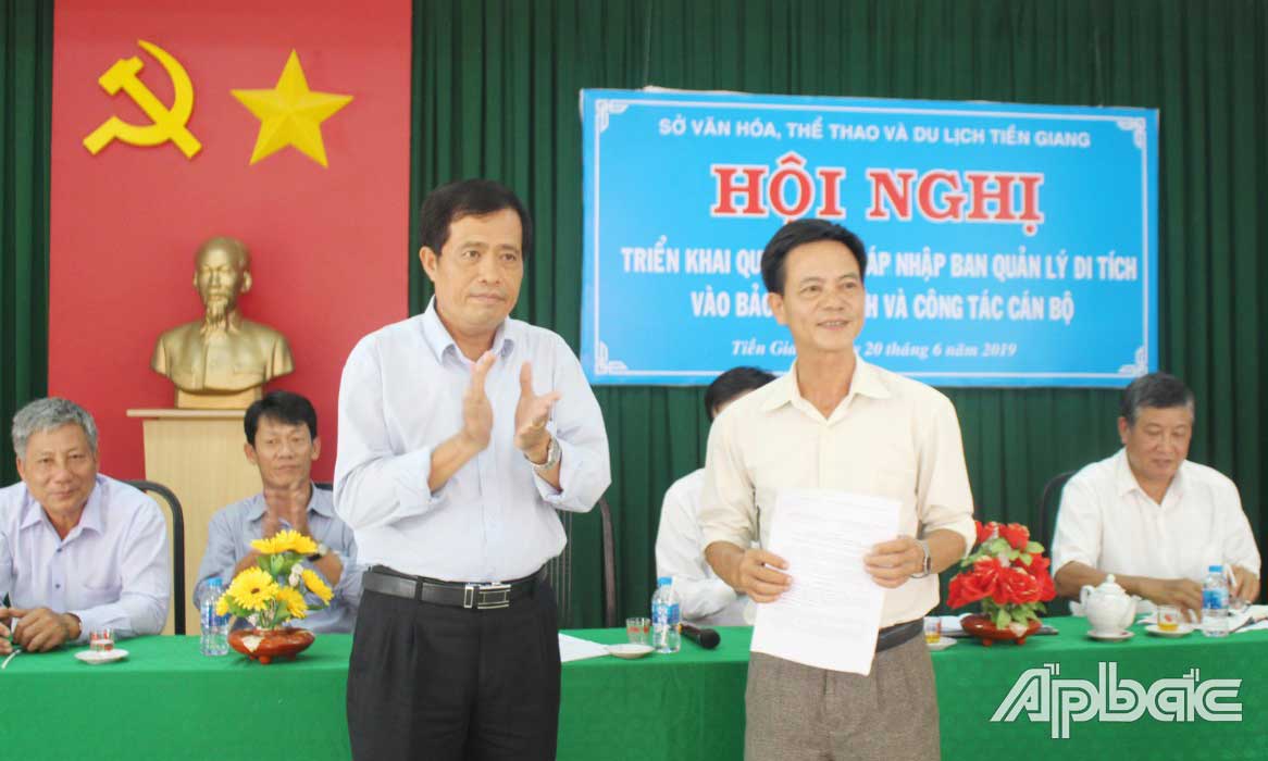 Giám đốc Sở VH-TT&DL Nguyễn Đức Đảm trao Quyết định sáp nhập Ban Quản lý di tích vào Bảo tàng tỉnh.