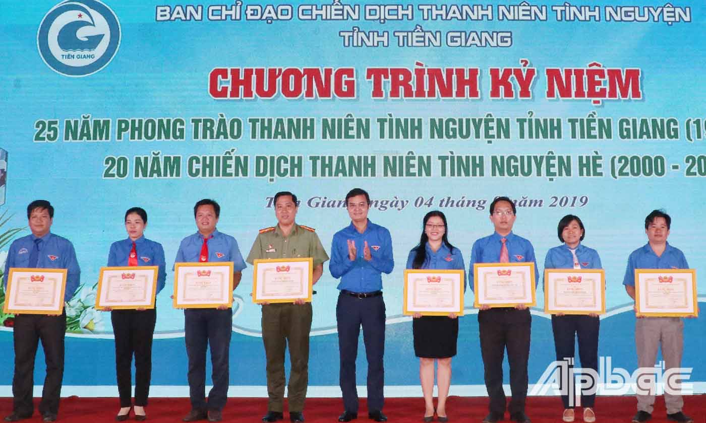 Central Secretary Doan Bui Quang Huy awarded certificates of merit of the Central Youth Union to collectives and individuals who have achieved many achievements in the Youth Volunteer movement.