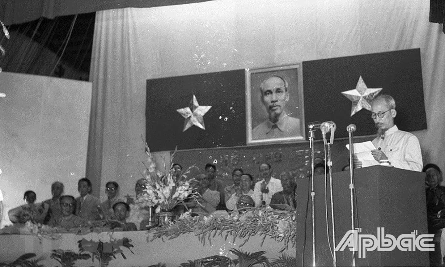 Chủ tịch Hồ Chí Minh dự và phát biểu tại Đại hội thành lập MTTQ Việt Nam ngày 5-9-1955 tại Hà Nội, kế tục sự nghiệp của Mặt trận Liên Việt. (Ảnh: Tư liệu TTXVN)