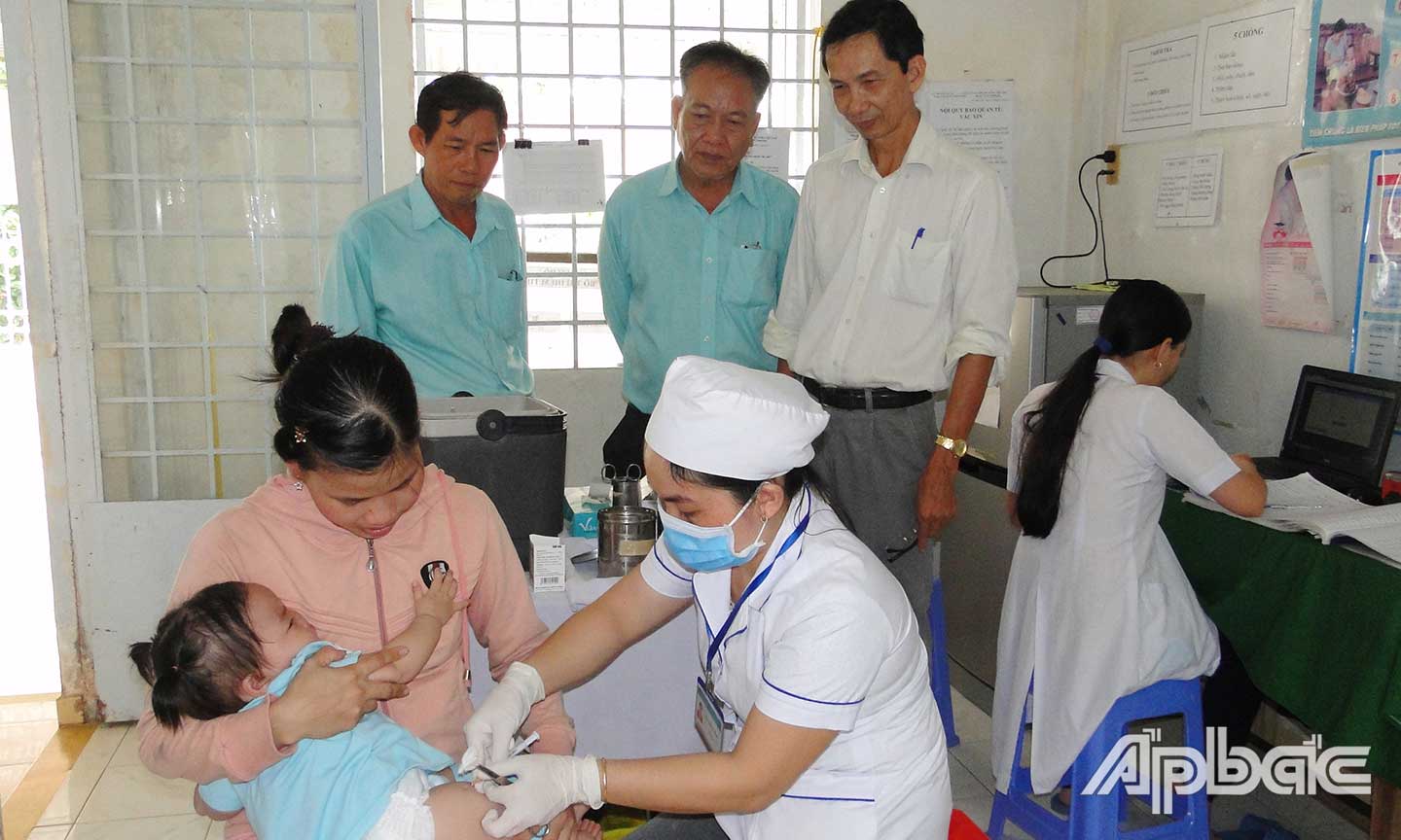 BS Ngạn (đứng bìa phải) giám sát dịch bệnh tại huyện Cai Lậy.