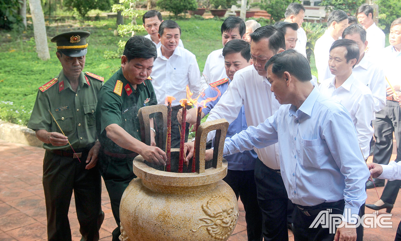 Các đại biểu dâng hương tại Di tích lịch sử Nam kỳ khởi nghĩa Đình Long Hưng.