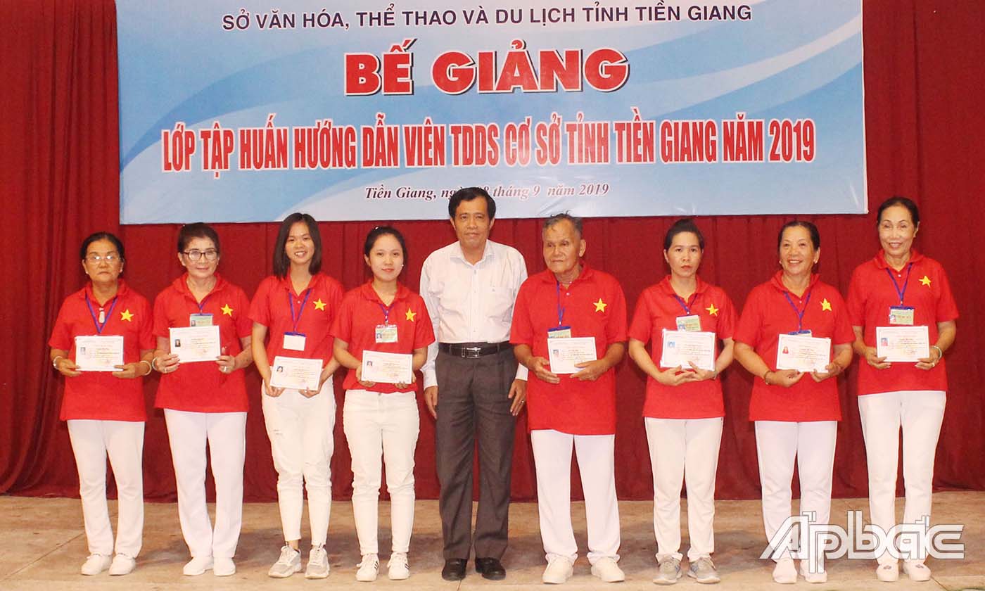 Ông Nguyễn Đức Đảm, Giàm đốc Sơ VHTTDL tỉnh trao giấy chứng nhận