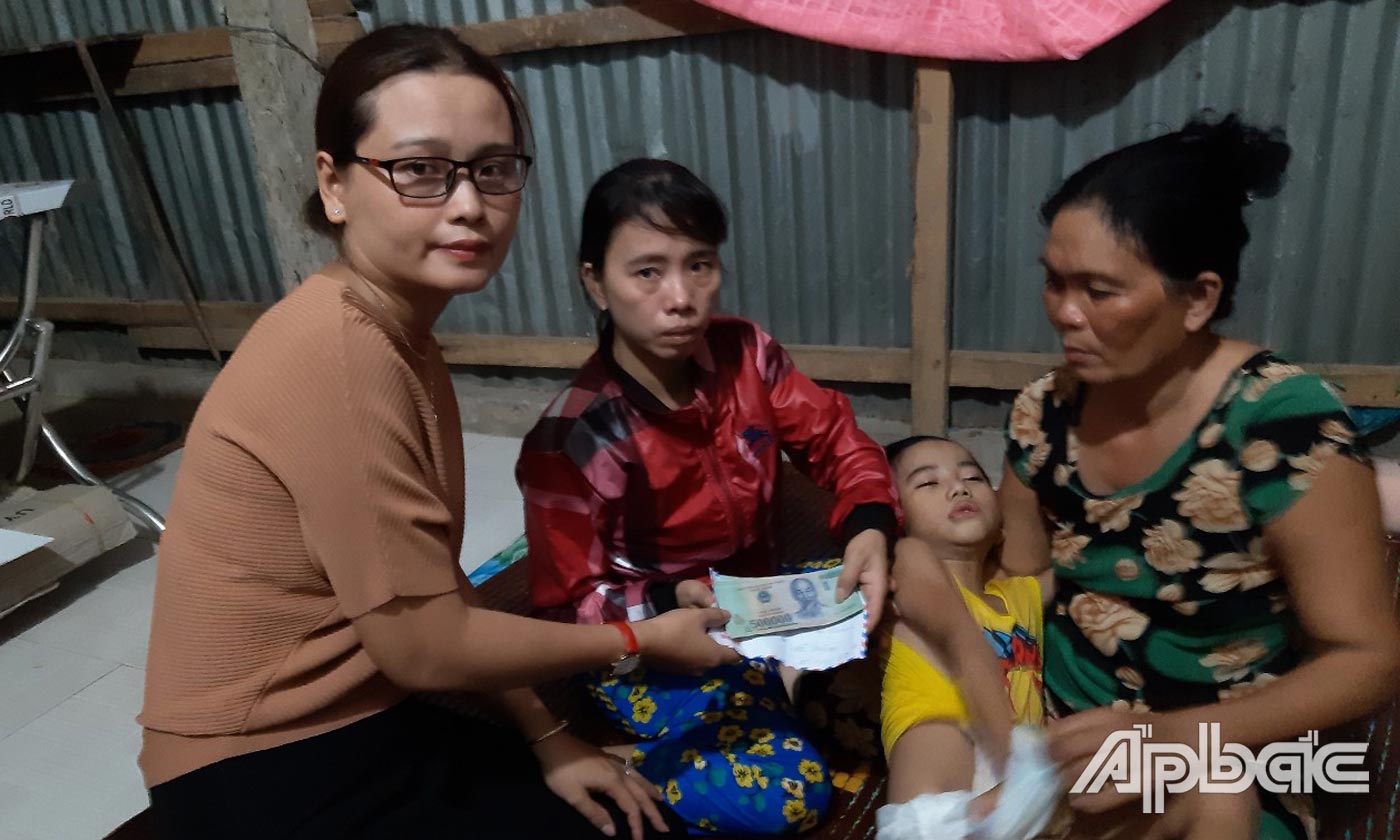 Chị Nguyễn Thị Hạnh trao 40 triệu đồng cho gia đình Thịnh