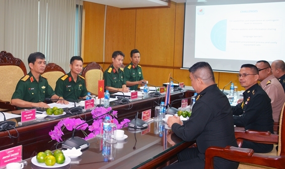 Major General Hoang Kim Phung, Director of the Vietnam Department of Peacekeeping Operations, receives Major General Jensit Konsil, Director of Thailand’s Peace Operations Centre. (Photo: qdnd.vn)