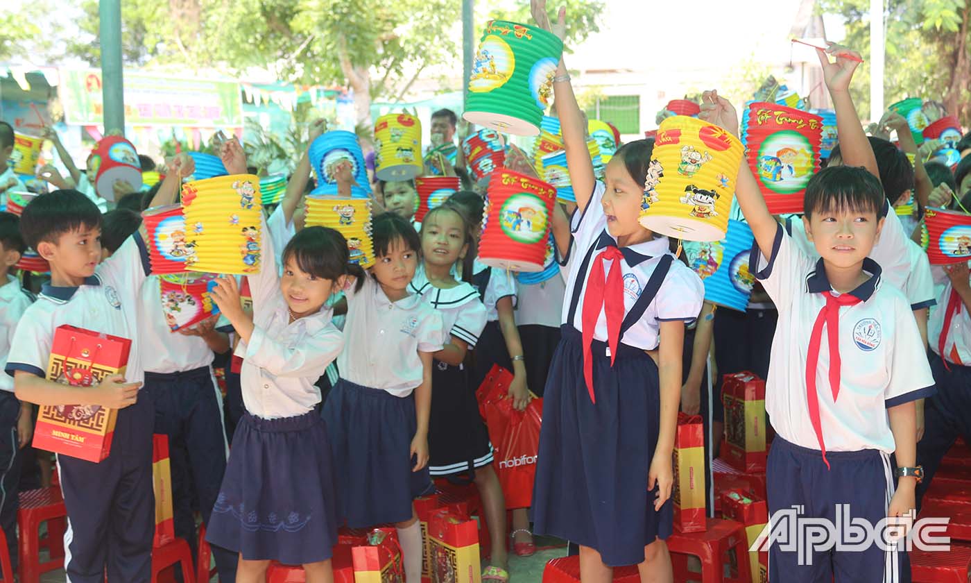 Các em học sinh Trường Tiểu học Tân Hòa Đông vui mừng khi nhận được các phần quà Trung thu.